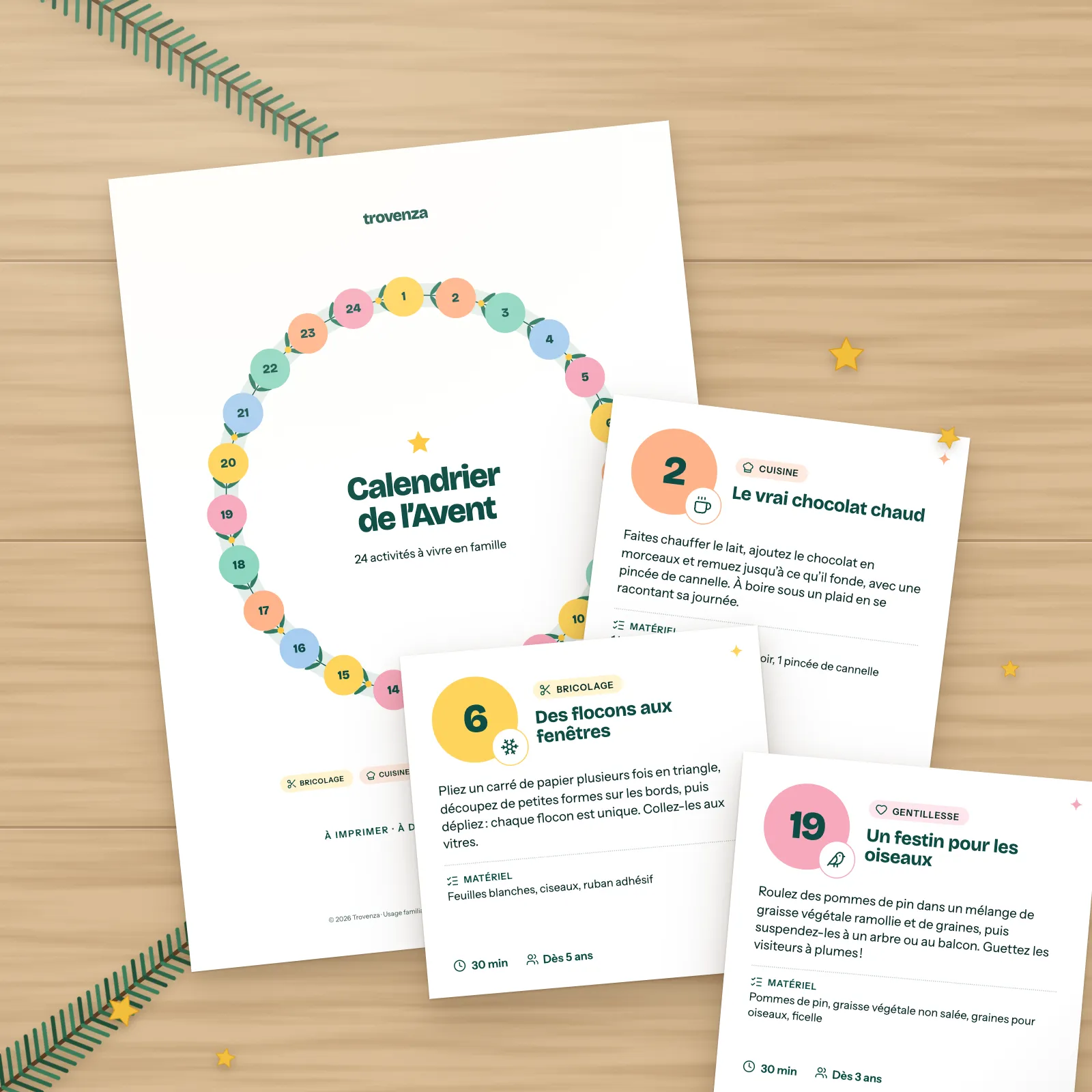 Couverture et cartes d'activités du calendrier de l'Avent imprimable, posées sur une table en bois