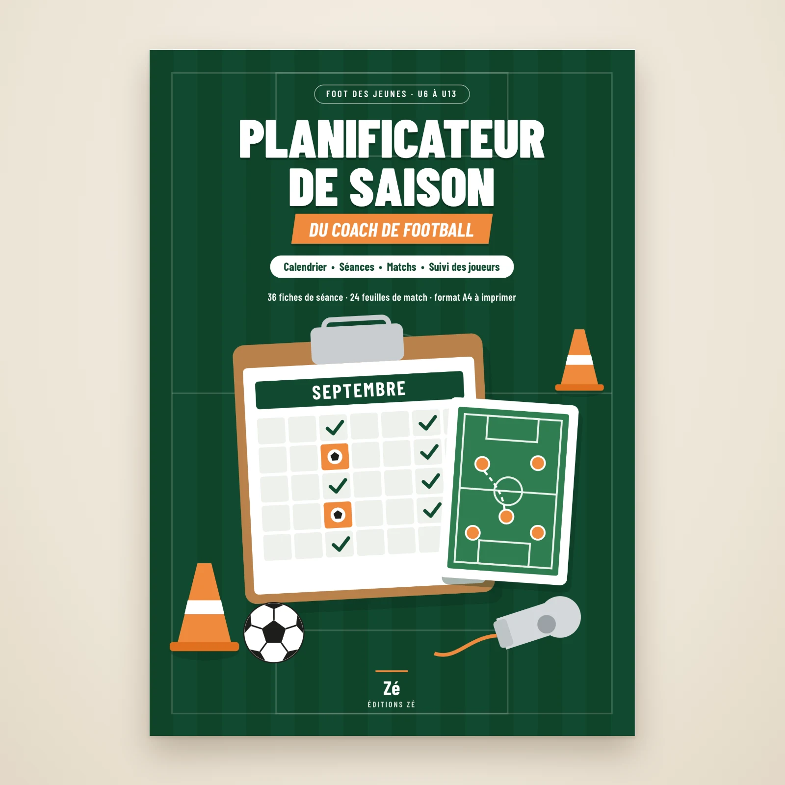 Couverture du « Planificateur de saison du coach de football » de Zé : bloc-notes avec un calendrier de septembre, petit terrain tactique, plots et ballon sur fond de pelouse verte